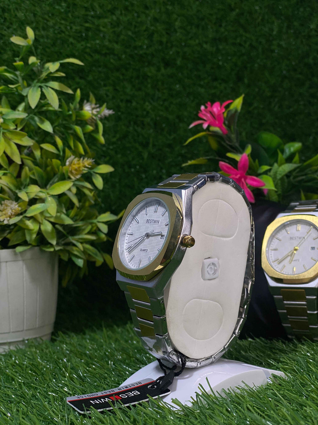 Classic Two-Tone Silver and Gold Wristwatch Set with Elegant Display