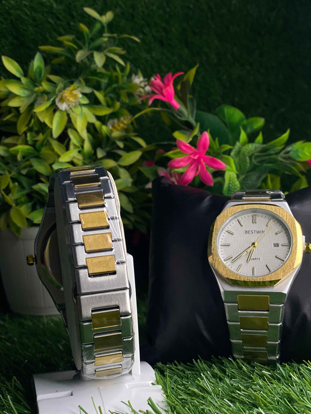 Classic Two-Tone Silver and Gold Wristwatch Set with Elegant Display