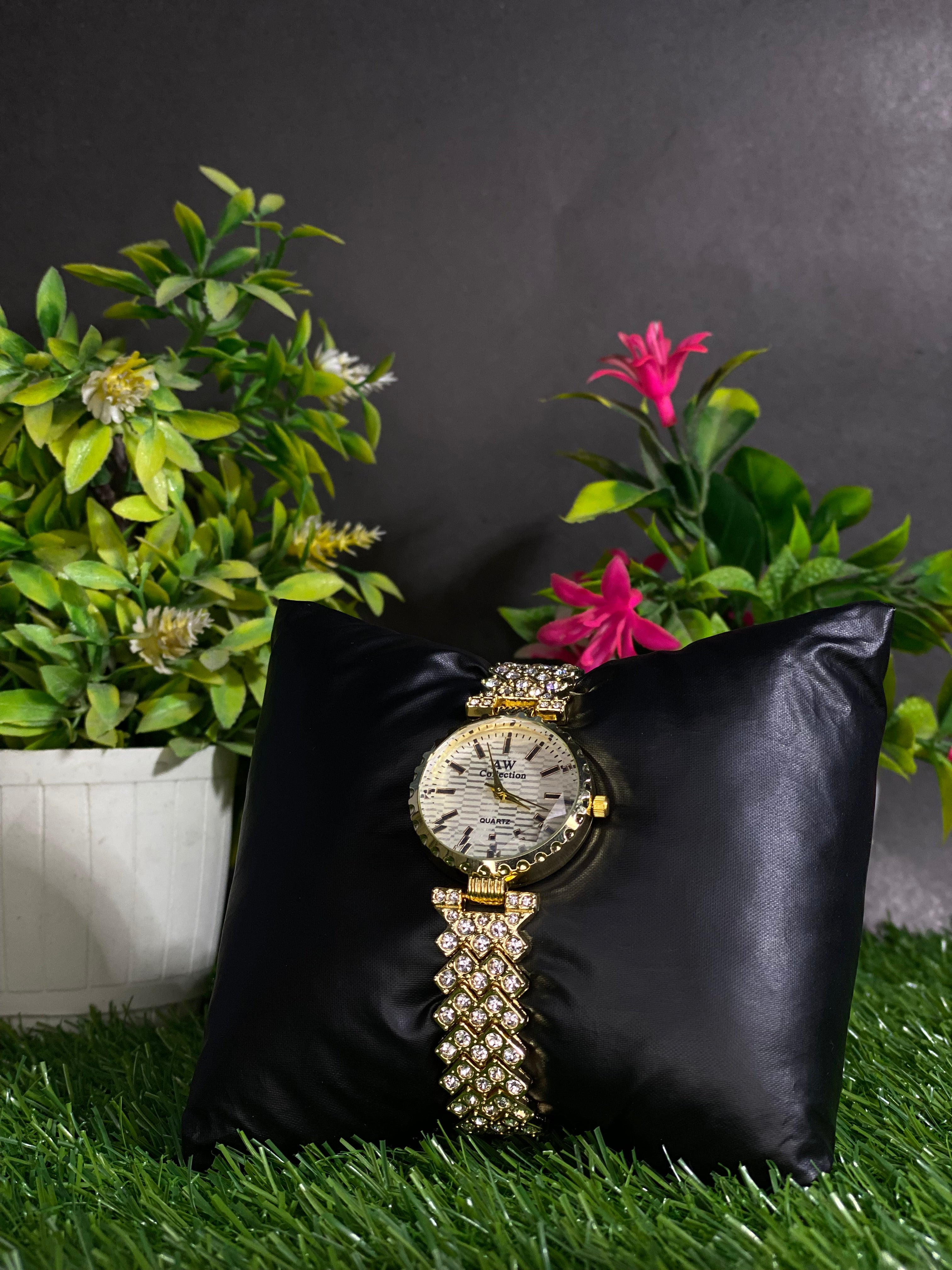 Gold Crystal-Studded Luxury Watch – Elegance That Shines
