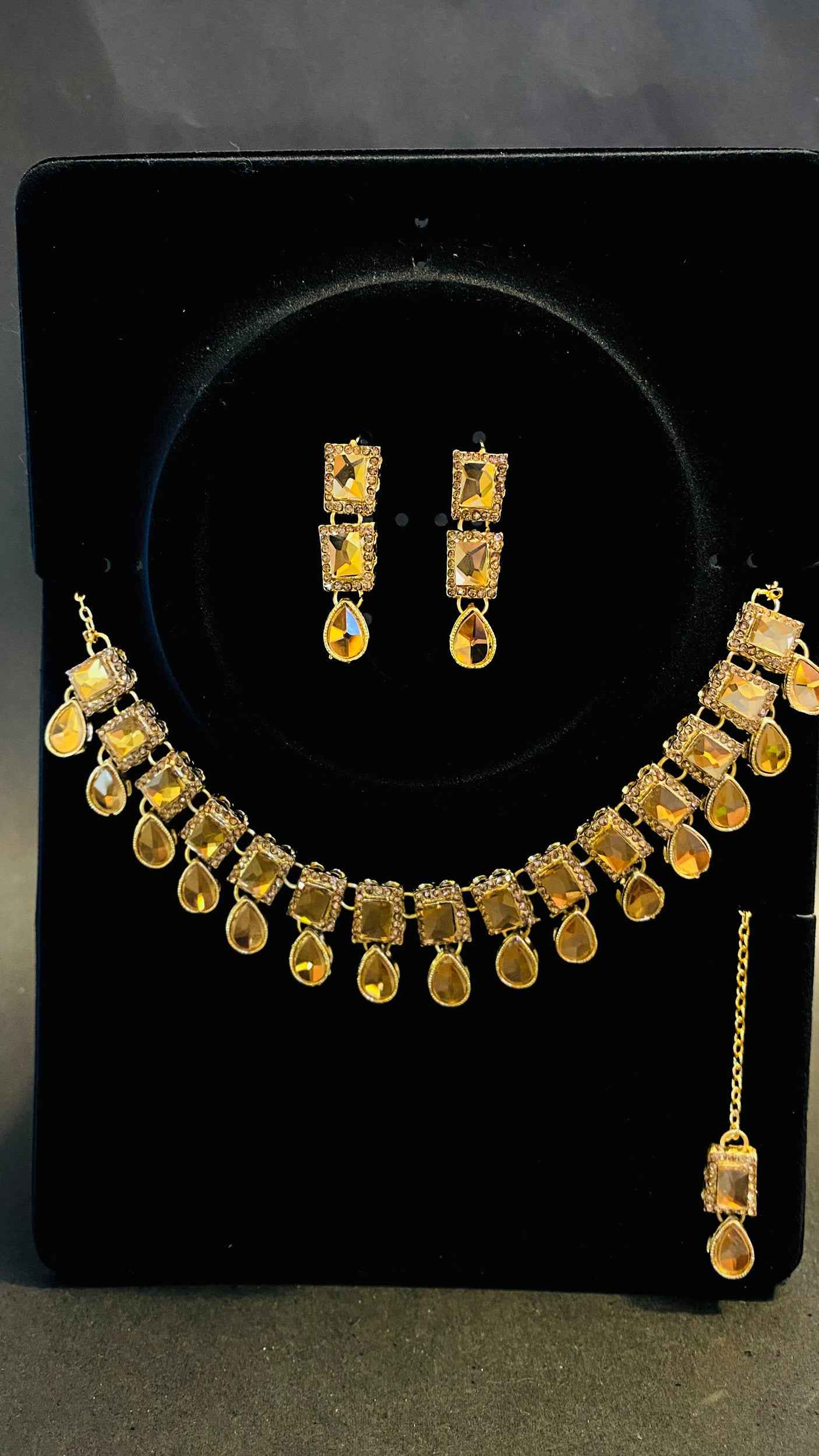Golden Crystal Drop Jewelry Set – Necklace, Earrings & Maang Tikka for Elegant Occasions