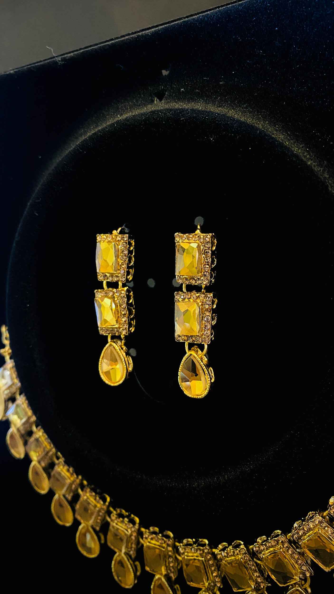 Golden Crystal Drop Jewelry Set – Necklace, Earrings & Maang Tikka for Elegant Occasions