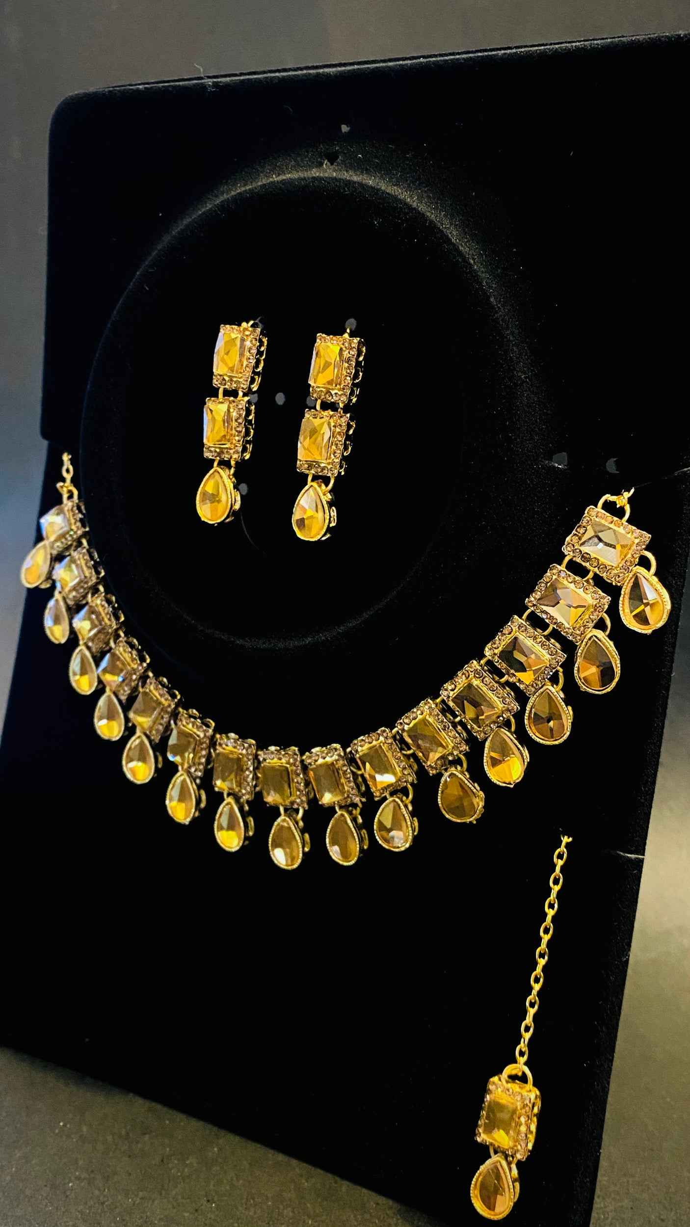 Golden Crystal Drop Jewelry Set – Necklace, Earrings & Maang Tikka for Elegant Occasions