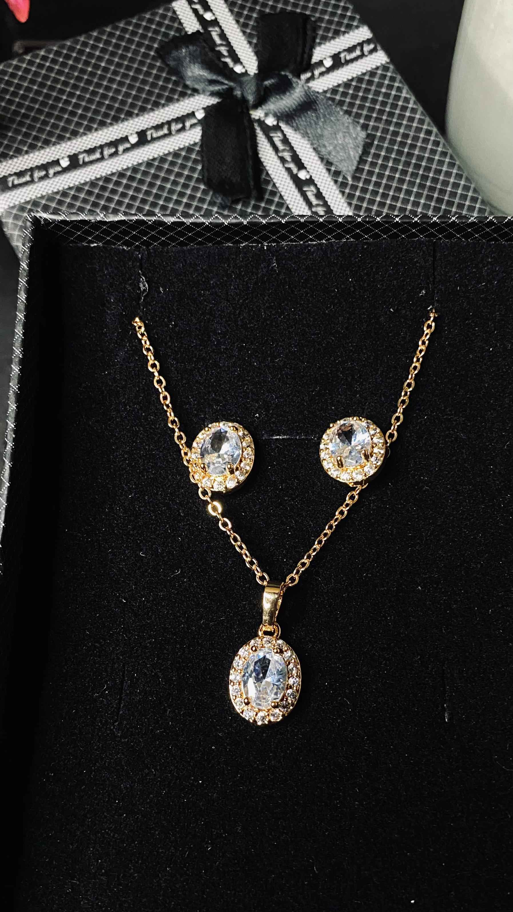 Luxury Oval-Cut Crystal Jewelry Set – Gold Finish with Glittering Stone Border
