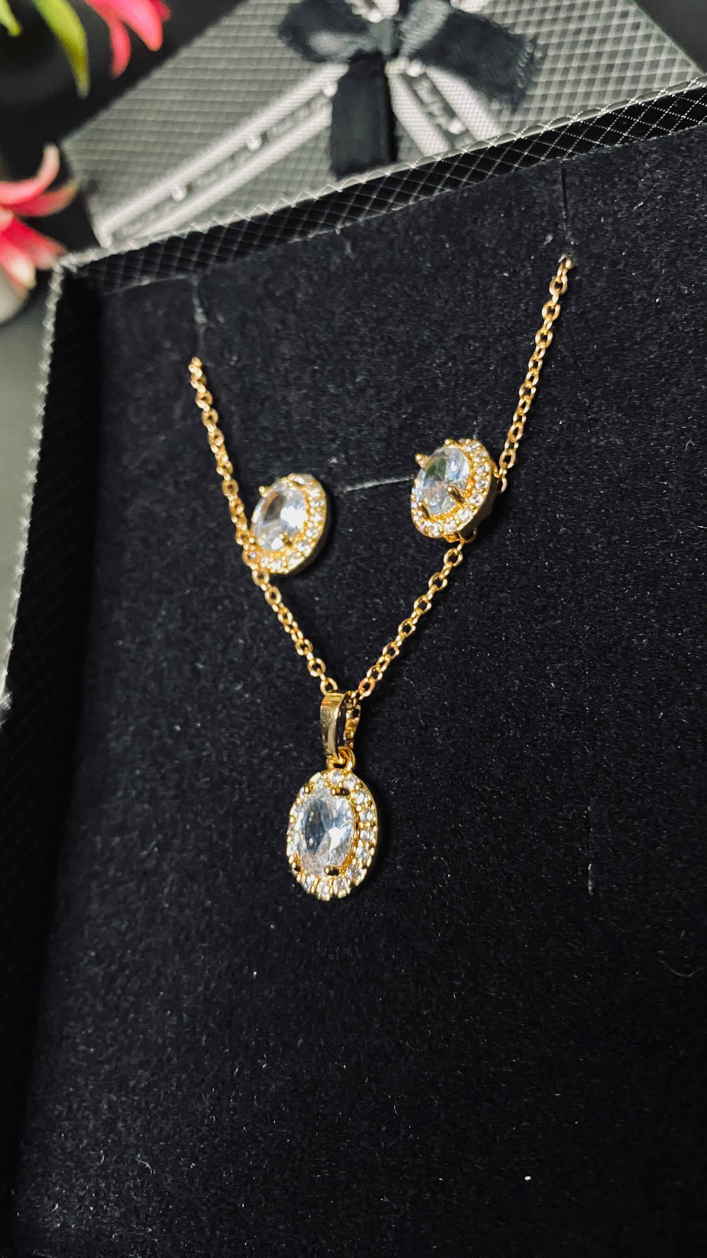 Luxury Oval-Cut Crystal Jewelry Set – Gold Finish with Glittering Stone Border